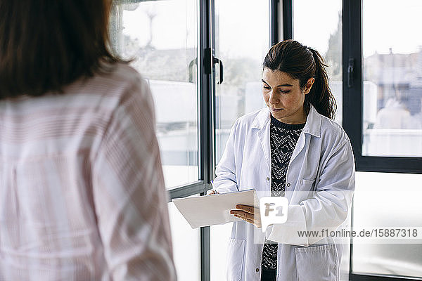Arzt macht Notizen während einer Konsultation in der medizinischen Praxis