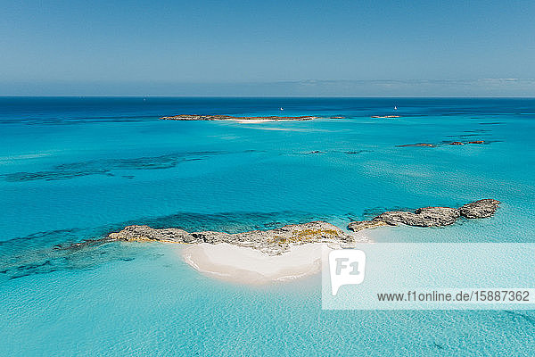 Karibik  Bahamas  Drohnenansicht einer verlassenen Insel in den Exumas