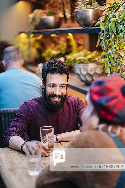 Mann und Frau bei einem Drink in einem Restaurant