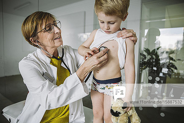 Arzt untersucht Kleinkind Junge mit einem Stethoskop