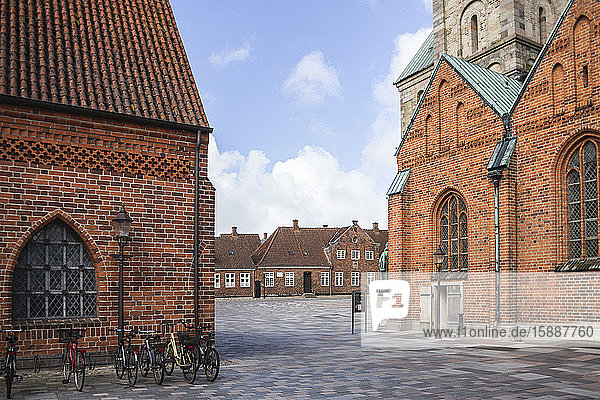Dänemark  Ribe  Leerer Marktplatz vor der Kathedrale von Ribe