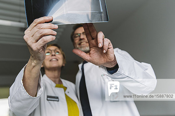 Zwei Ärzte diskutieren über Röntgenbild