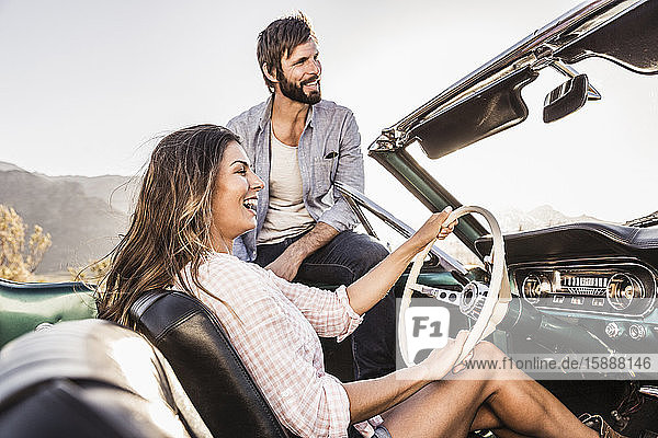 Glückliches Paar im Cabriolet auf einer Autoreise