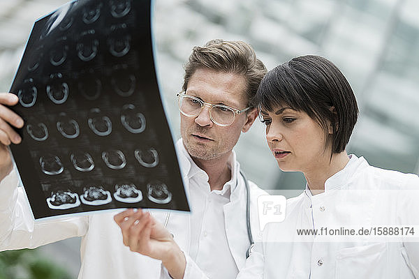 Zwei Ärzte sehen sich Röntgenbilder an