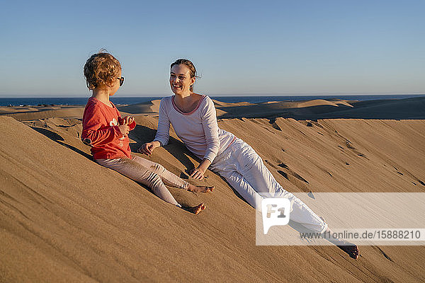 Glückliche Mutter und Tochter entspannen sich in Sanddünen  Gran Canaria  Spanien