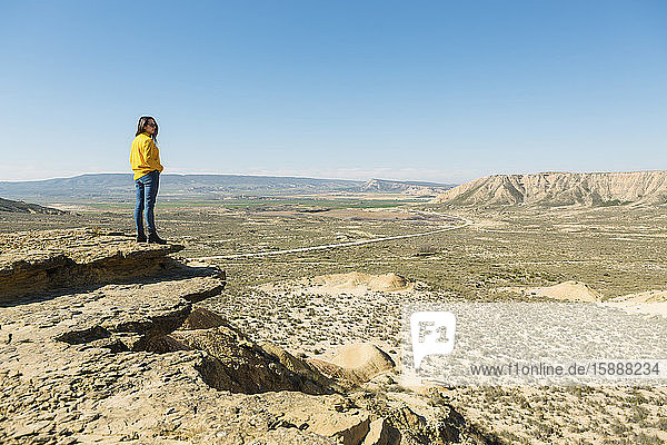 Frau genießt die Aussicht in der Wüstenlandschaft von Bardenas Reales  Arguedas  Navarra  Spanien