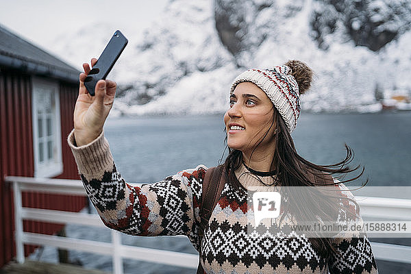 Tourist beim Selfie an der Küste  Lofoten  Norwegen