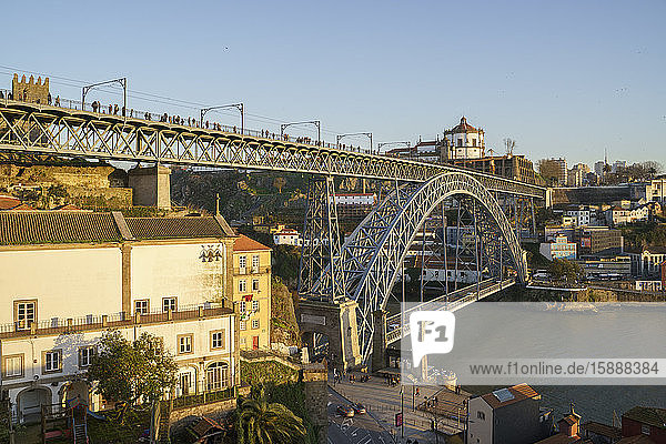 Brücke Ponte Luiz I und Fluss Duoro  Porto  Portugal