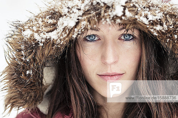 Porträt einer jungen Frau mit blauen Augen im Winter
