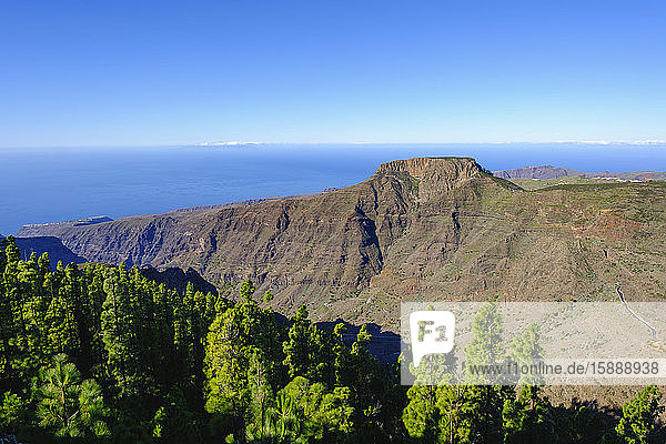 Spain  Province of Santa Cruz de Tenerife  La Fortaleza de Chipude mesa with clear line over Atlantic Ocean in background