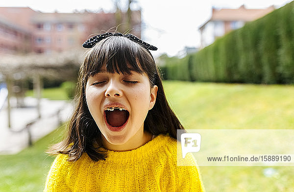 Porträt eines Mädchens mit Zahnspange im Freien