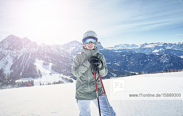 Porträt einer lächelnden Skifahrerin auf der Skipiste