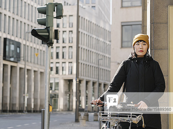 Frau mit Fahrrad in der Stadt  Frankfurt  Deutschland