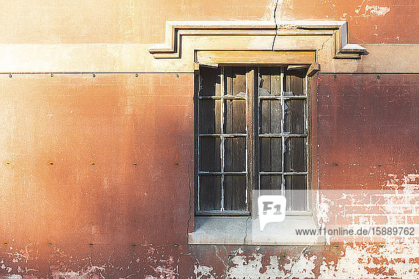Geschlossenes Fenster in alter Backsteinmauer