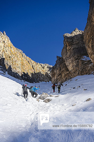 Gruppe von Bergsteigern besteigt eine Schlucht  Orobie Alps  Lecco  Italien