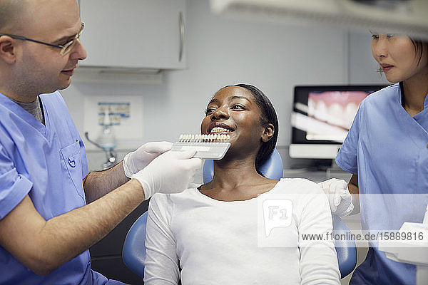 Patient erhält Zahnaufhellungsbehandlung