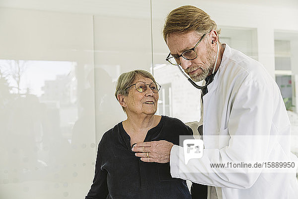Arzt hört den Herzschlag eines älteren Patienten