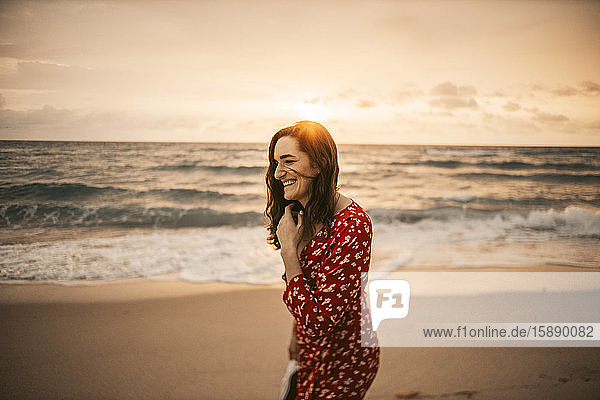 Glückliche Frau an der Strandpromenade bei Sonnenaufgang  Miami  Florida  USA