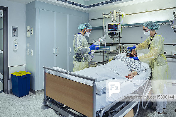 Ärzte  die Patienten auf der Notfallstation eines Krankenhauses betreuen  wechseln die Atmung von Sauerstoffmaske auf Beutelventilmaske