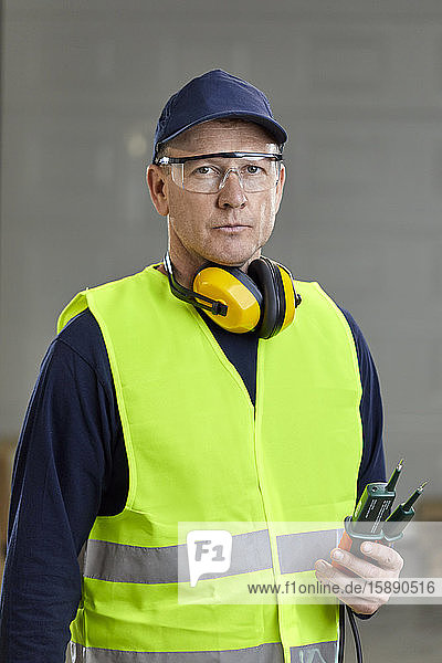 Porträt eines Arbeiters in Arbeitsschutzkleidung