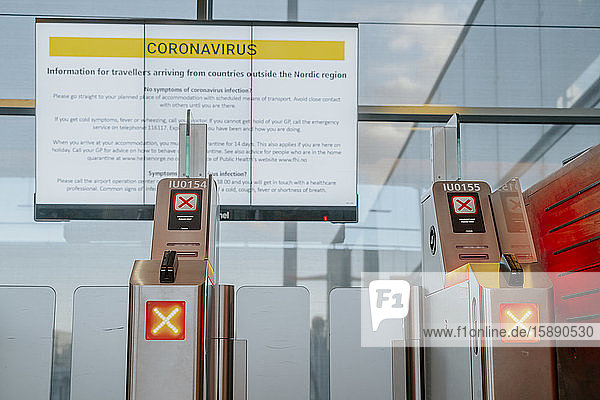 Informationsschild mit Sicherheitsvorschriften bezüglich Coronavirus am Flughafen Oslo  Norwegen