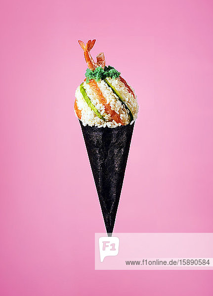 Sushi-Eistüte mit Reis  Wasabi  Lachs und Garnelen