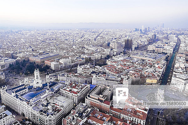 Spanien  Madrid  Hubschrauberansicht des Triumphbogens der Puerta de Alcala und der umliegenden Gebäude