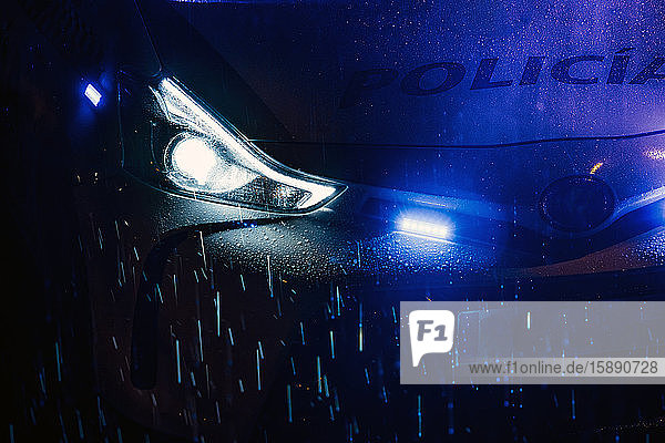 Spanien  Madrid  Kapuze eines Polizeiwagens fährt mitten in der regnerischen Nacht