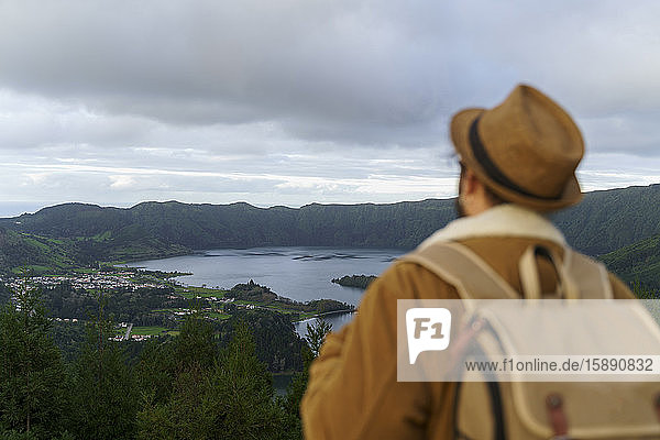 Rückansicht eines Mannes  der eine malerische Landschaft betrachtet  Sao-Miguel-Insel  Azoren  Portugal