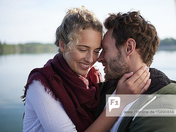 Romantioc-Paar küsst sich am See