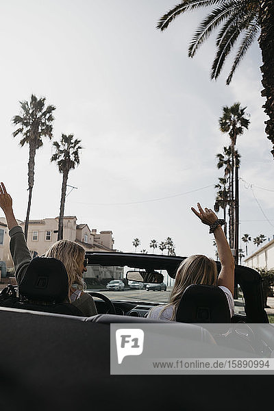 Rückenansicht von zwei jungen Frauen in einem Cabriolet  Newport Beach  USA