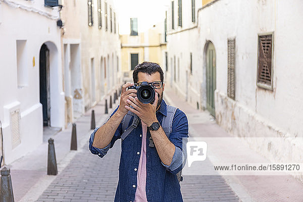 Mann fotografiert mit der Kamera in der Stadt  Mao  Menorca  Spanien