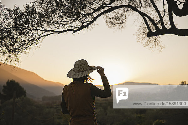 Frau genießt den Blick auf den Sonnenuntergang auf dem Land  Orgiva  Andalusien  Spanien