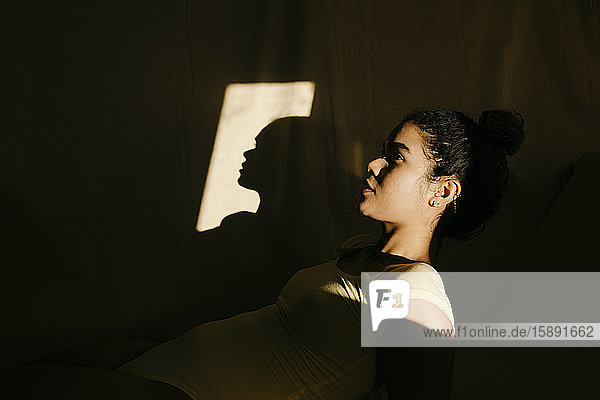 Porträt einer attraktiven jungen Frau im Sonnenlicht