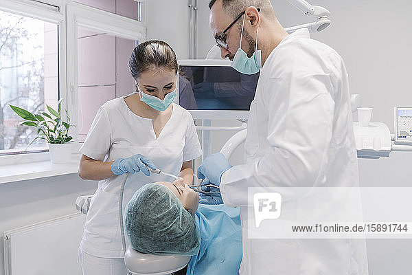 Junge Frau erhält Zahnbehandlung in Klinik
