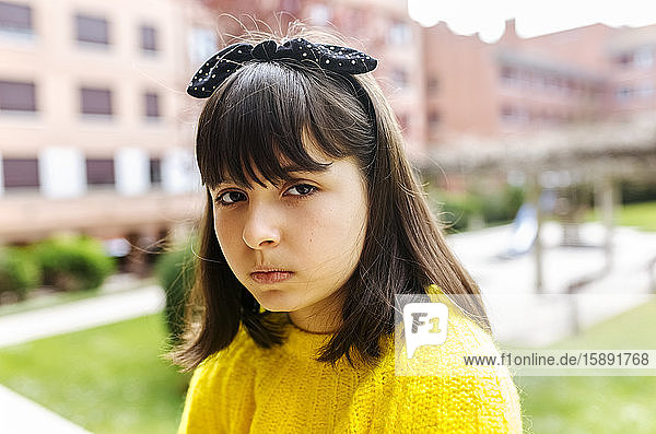 Porträt eines Mädchens mit ernster Mimik
