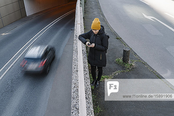 Frau auf der Straße mit Smartphone in der Stadt  Frankfurt  Deutschland