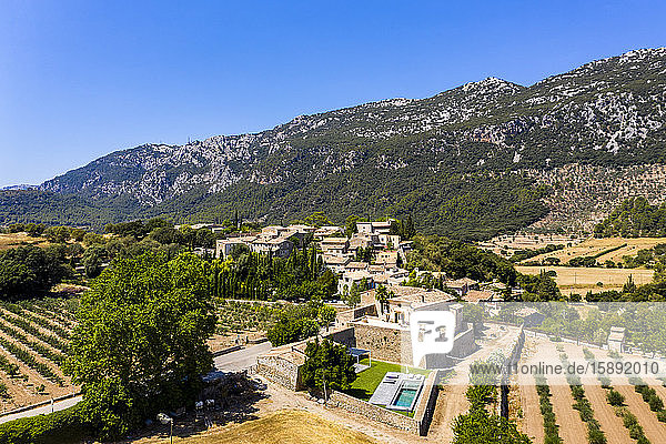Spanien  Balearen  Alaro  Luftaufnahme des Dorfes in der Serra de Tramuntana