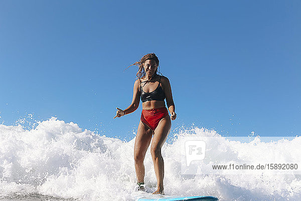 Weibliche Surferin  Bali  Indonesien