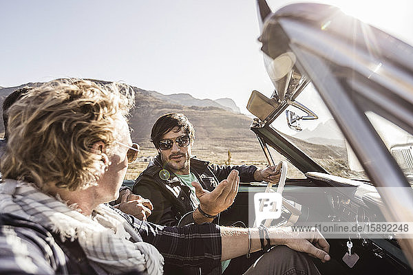 Freunde im Cabriolet auf einer Autoreise