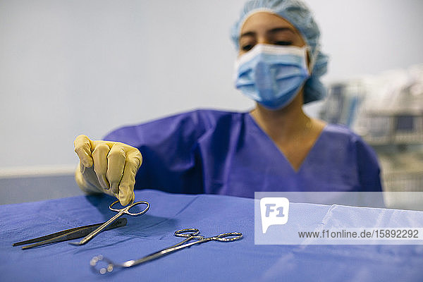 OP-Schwester nimmt chirurgisches Instrument