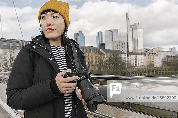 Tourist mit Kamera auf einer Brücke  Frankfurt  Deutschland