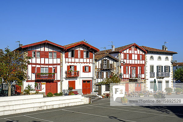 Frankreich  Pyrenäen-Atlantik  Ainhoa  leerer Stadtplatz und Fachwerkhäuser