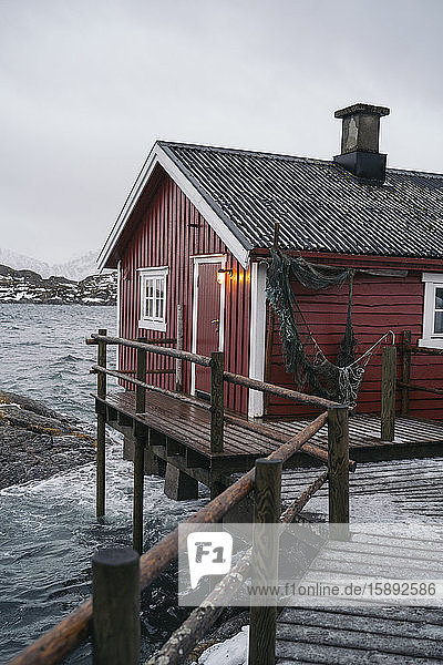 Fischerhütte an der Küste  Lofoten  Norwegen