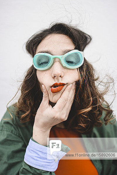 Porträt einer Frau mit Taucherbrille  die mit dem Mund schmollt