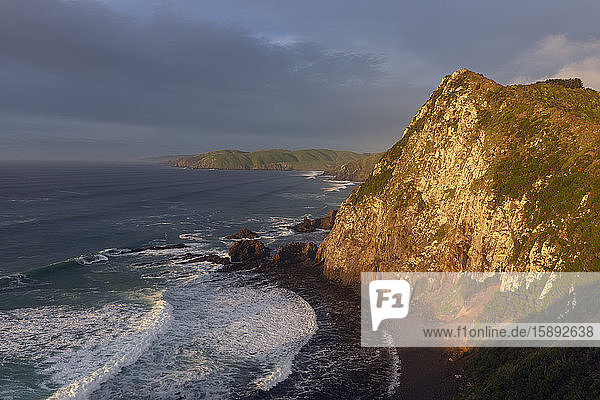 Neuseeland  Otago  Landschaftlicher Blick auf Nugget Point bei bewölktem Morgengrauen