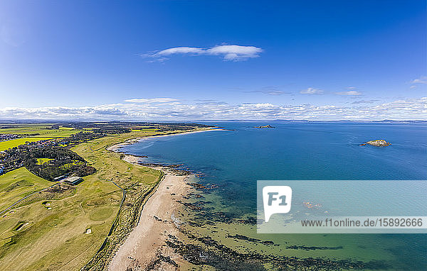 Großbritannien  Schottland  North Berwick  Luftpanorama des Firth of Forth und der Küstenstadt im Sommer