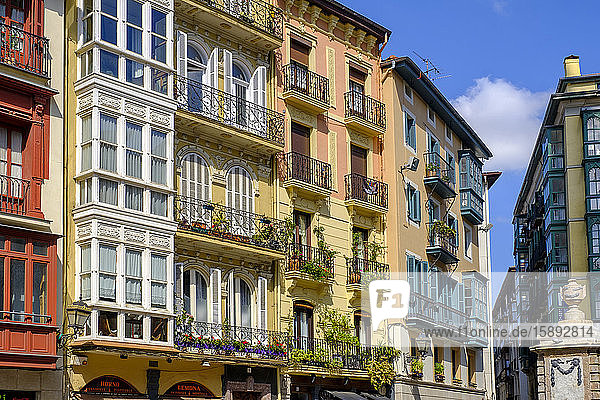 Spanien  Biskaya  Bilbao  Balkone von Wohngebäuden am Done Jakue Plaza