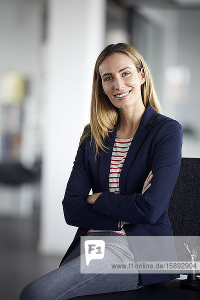 Porträt einer lächelnden Geschäftsfrau im Amt