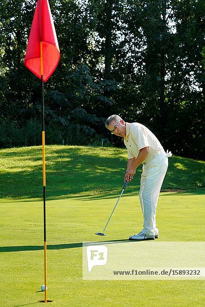 The elderly in the golf course to play golf